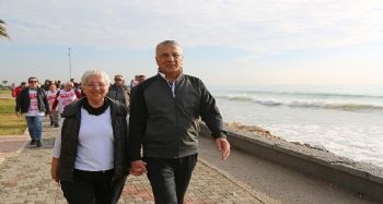 Başkan Tarhan, vatandaşlarla sabah yürüyüşü yaptı