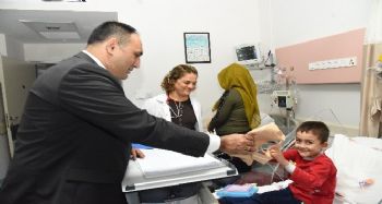 Başkan Yılmaz, yeni yıla hastanede giren çocuklarla buluştu