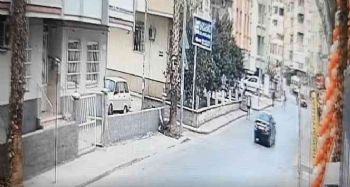 Araçla çarptığı 2 kadın metrelerce havalandı
