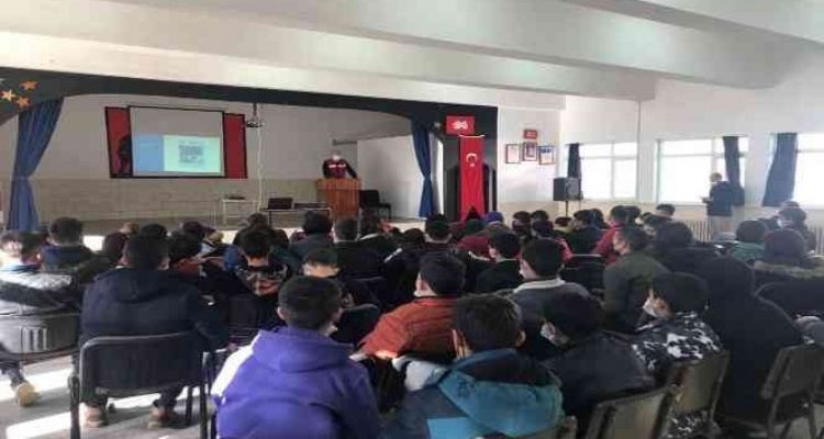 Jandarmadan güvenli internet kullanımı ve siber farkındalık eğitimi