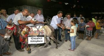 ARAÇLARI DURDURUP KİTAP DAĞITTILAR