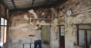AKDENİZ BELEDİYESİ'NDEN EVİ YANAN AİLEYE YARDIM