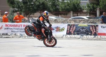 AKROBASİ MOTOSİKLETÇİLERİ NEFES KESTİ