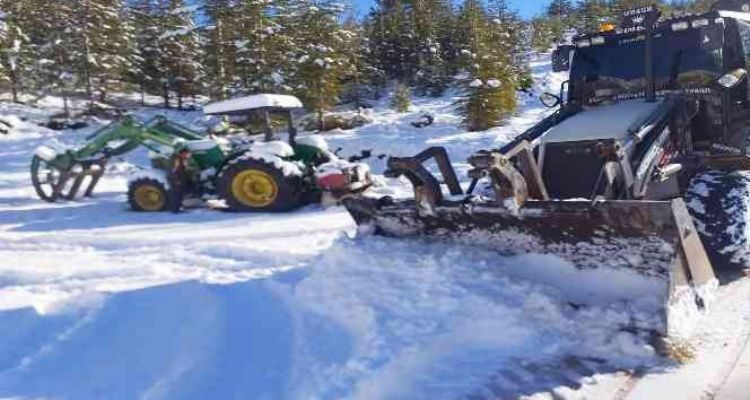 Mersin'de yayla yolları karla kaplandı, ekiplerin mücadelesi başladı