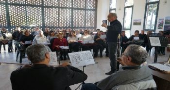 Mezitli'deki Aktif Yaş Alma Merkezindeki Türk sanat müziği korusuna her yaştan insan katılıyor