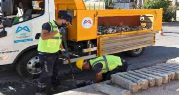 Mersin'de su taşkınlarının önlenmesi için ızgara temizliği yapılıyor