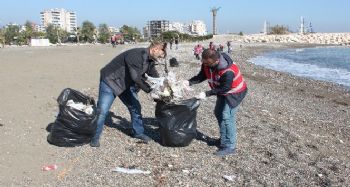Kızılay gönüllüleri sahili plastik atıklardan temizledi