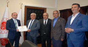 Başkan Aktan, mazbatasını alıp ilk imzayı attı