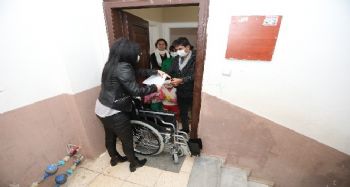 Mezitli Belediyesinden engellilere tekerlekli sandalye