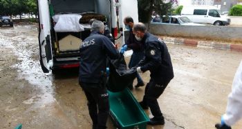 Birlikte yaşadığı iddia edilen kadını öldürdü, 2 gün cesedi başında bekledi