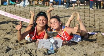 MEZİTLİ’DE PLAJ VOLEYBOLU ŞAMPİYONLARI KUPALARINI ALDI