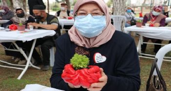 Şehit aileleri, ellerinin kalıbıyla yapılan saksılara çiçek dikip çocuklarının ismini verdi