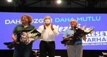 Mezitli'de şiirler, şarkılar ve güvercinler barış için havalandı