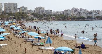 Mersin'de plajlar tatilcilerin akınına uğruyor