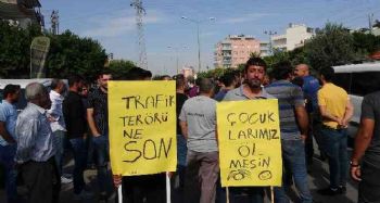 Trafik kazalarına dikkat çekmek için yolu trafiğe kapattılar