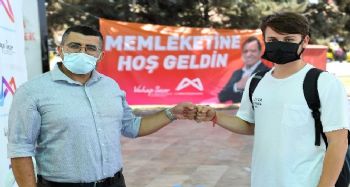 Mersin'de üniversite öğrencileri, ‘memleketine hoş geldin’ diyerek karşılanıyor