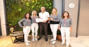 Mezitli Belediyesinin kadın tenisçileri Manavgat'tan şampiyonlukla döndü