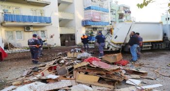Mersin'de bir evden 10 ton çöp çıktı