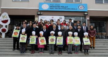 Mersin'de öğrencilere 12 bin paket bakliyat dağıtıldı