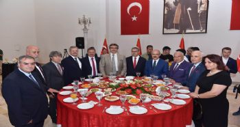 Kalkınma Bakanı Lütfi Elvan, Kamu Görevlileri ve Vatandaşlarla Bayramlaştı