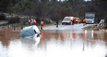 Sel sularına kapılan araçtakileri Karayolları ekipleri kurtardı