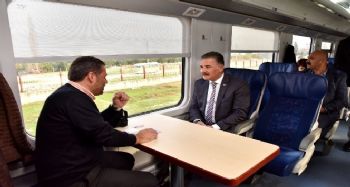 TUNA, TRENİ BİNİP YOLCULARA PROJELERİNİ ANLATTI