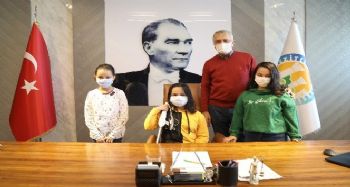 Başkan Tarhan, Beyaz Baston Haftasında görme engelli Ecrin'i konuk etti
