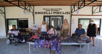 Mezitli'de yaşayan engelliler, afet bölgesindeki kadınlar için şalvar dikti