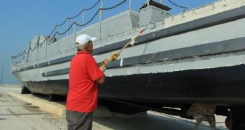 Tarihi savaş gemisi ve uçak bakımdan geçiriliyor