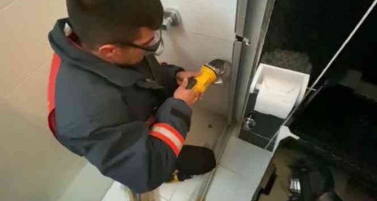 Duşakabine sıkışan muhabbet kuşunu itfaiye kurtardı
