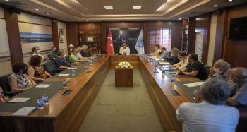 Seçer, MEDEKA'nın Edebiyat ve Sinema Kurulu Üyeleri ile bir araya geldi