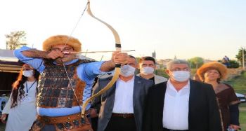 Geleneksel Okçuluk Toyunda oklar Ata'ya saygı için atıldı