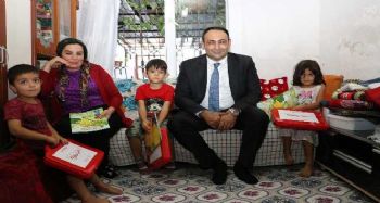 Toroslar'da yeni doğan bebeklerin ilk hediyesi Başkan Yılmaz'dan