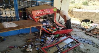 Mersin'de kontrolden çıkan otomobil iş yerine çarptı: 5 yaralı