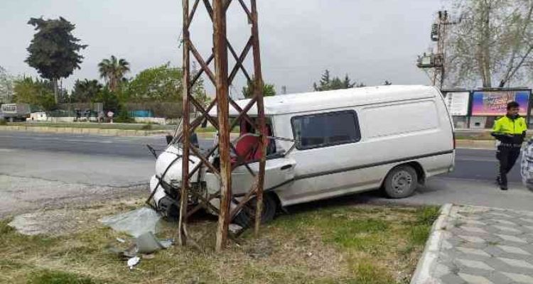 Minibüs elektrik direğine çarptı: 4 yaralı
