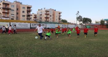 Antrenör muhtar Aziz Filiz, mahalledeki çocuklara ücretsiz futbol kursu veriyor