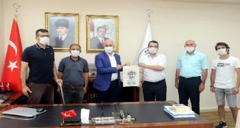 Engelli Kooperatifinde üretilen ilk bez çantalar Başkan Gültak'a hediye edildi