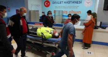 Uygulama noktasından kaçan otomobil polis memuruna çarptı