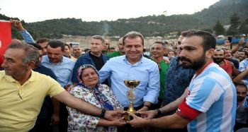 Fındıkpınarı Futbol Turnuvası'nın şampiyonu Emirler