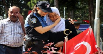 GENÇ POLİS İLE ŞEHİT ANNESİ HERKESİ DUYGULANDIRDI