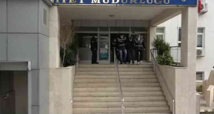 Kendilerini polis ve savcı olarak tanıtan 2 dolandırıcı suçüstü yakalandı