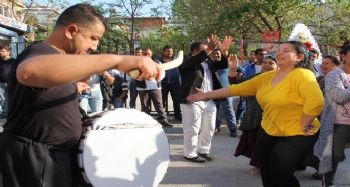 Dünya Romanlar Günü renkli görüntülere sahne oldu
