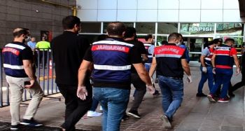Mersin'de ikisi kamu görevlisi 3 kişi rüşvet iddiasıyla tutuklandı