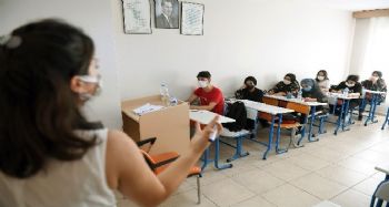Mersin Büyükşehir Belediyesinin kurs merkezinde eğitim gören öğrencilerden bin 42'si üniversiteye yerleşti