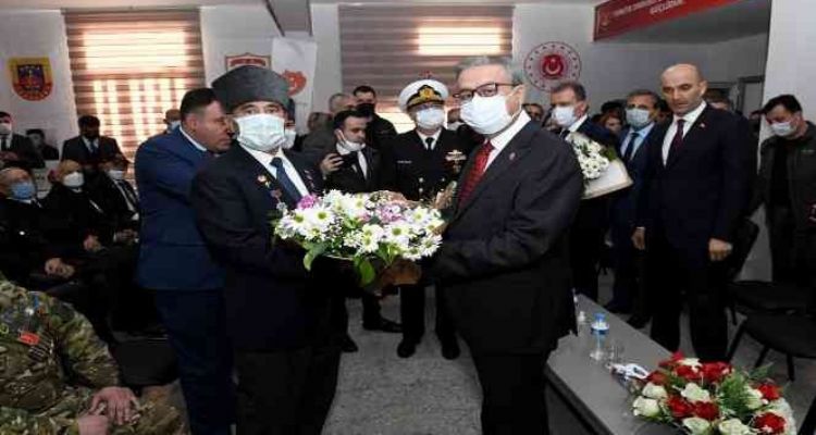 Vali Su, Mersin'in kurtuluş gününde gazilerle buluştu