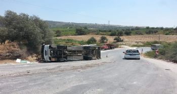 Mersin'de işçi servisi devrildi: 2 yaralı