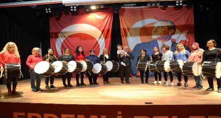 Mersin'de geleceğin tenisçileri yetişiyor