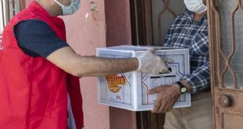 Ekipler, kapı kapı dolaşıp gıda kolisi dağıtıyor