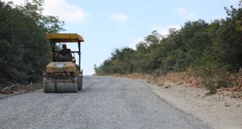 Erdemli'de yol çalışmaları devam ediyor
