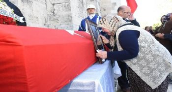 Annenin tabut başında yürek burkan feryadı: "Gitme oğlum"
